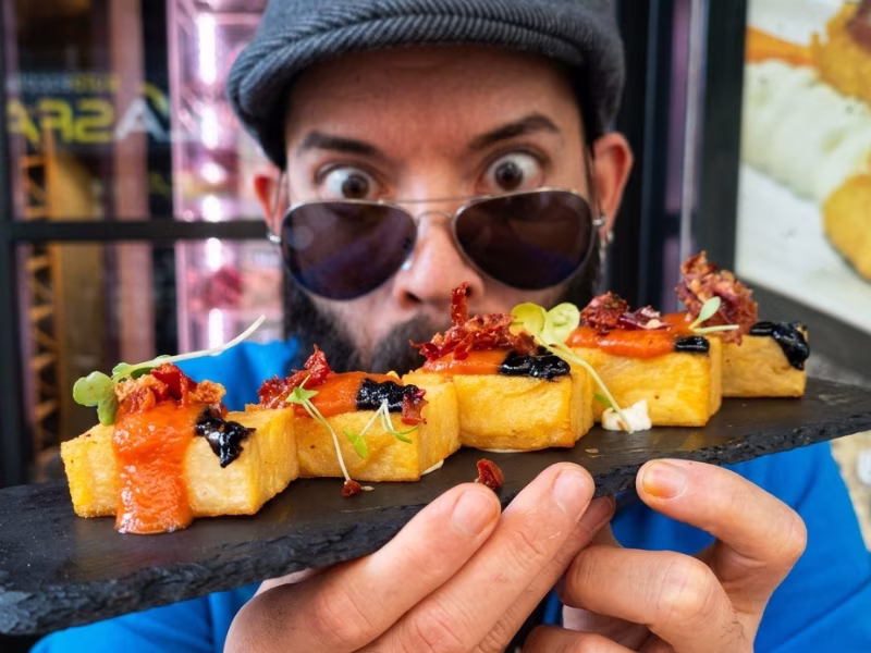 David Sitjes con bravas coloridas - vayaBravas