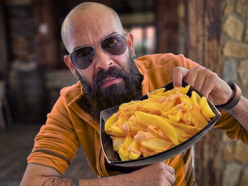 David Sitjes con patatas bravas al natural - vayaBravas